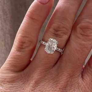 Bagues de fiançailles ovales de 4 carats, 4 mm de large, style cigare, en diamant de laboratoire 14k 18k, sertissage hybride à griffes, sur mesure, vente en gros, certifiées IGI - Product Image 6