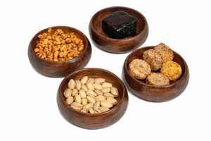 ชามสลัดไม้กระถินขนาดใหญ่พิเศษ ขัดเงา ทำด้วยมือ หรูหรา พร้อมอุปกรณ์เสิร์ฟไม้แบบยั่งยืนสำหรับงานปาร์ตี้ โดย UO - Product Image 5