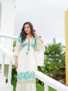 Elegante Vestido Blanco de Encaje para Invitadas de Boda, Vestido Largo Bohemio con Estampado Floral, Hecho a Mano en India, Ligero, Atuendo de Verano para Resort - Product Image 4