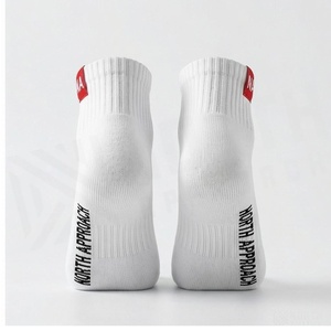 Chaussettes basses North Approach blanches respirantes pour usage quotidien décontracté, tricotées avec logo imprimé sur le dessus - Product Image 2