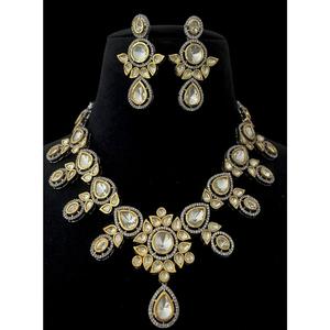 Ensemble collier et boucles d'oreilles en moissanite plaqué or de qualité supérieure, idéal pour un cadeau de mariage ou une collection de tenues de soirée pour femmes - Product Image 2