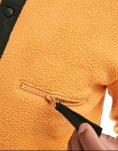 Vestes en polaire Sherpa camouflage en polyester recyclé, coupe classique, avec poches poitrine et poches zippées sur les manches, pour hommes, vente en gros - Product Image 4