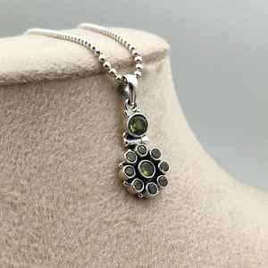 Colgante de Peridoto Natural en Racimo, Plata de Ley 925, Gema Verde, Piedra de Nacimiento de Agosto, Joyería Hecha a Mano, Regalo - Product Image 1