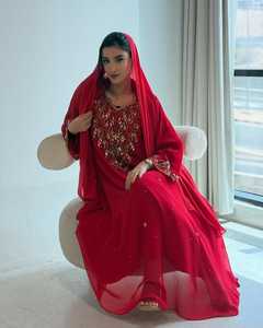 Robe de soirée formelle modeste et simple pour femme, rouge, en mousseline brodée, col en V, manches longues, longueur ras du sol, coupe trapèze, avec superposition transparente et soutien-gorge intégré - Product Image 1