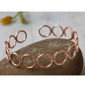 Brazalete de Cobre Hecho a Mano, Diseño Minimalista de Anillo Abierto, Joyería Metálica Moderna para Hombres y Mujeres - Product Image 3