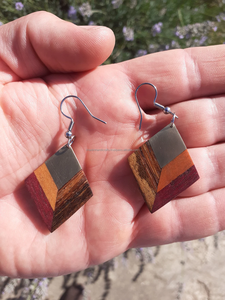 Boucles d'oreilles gravées au laser personnalisées avec perle élégante, parfaites pour les mariages, les fiançailles, les fêtes et les cadeaux personnalisés réfléchis - Product Image 2