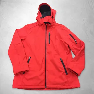 Chaqueta Softshell Roja Personalizada al por Mayor con Capucha, Cremalleras Negras, Bolsillo en el Pecho, Bolsillo en el Brazo, Bolsillos Laterales, Lisa, Sin Logotipo - Product Image 1