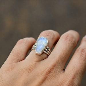 Anillo de plata de ley 925 con piedra lunar en forma de ataúd, joyería gótica hecha a mano para mujer, regalo - Product Image 6