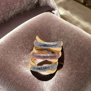 Anillos de Dedo para Mujer con Banda Enrollable de Color, Anillo de Dedo de Resorte Chapado en 3 Tonos, Anillos de Moda en 3 Tonos, Anillos de Dedo Modernos de Trinitad - Product Image 3