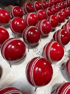 Pelota de Cricket de Primera Calidad, Cosida a Mano, Selección de Cuero de Primera Categoría, de Dos Piezas, para Entrenamiento Juvenil, Color Rojo, con Diseño de Logotipo Personalizable - Product Image 2