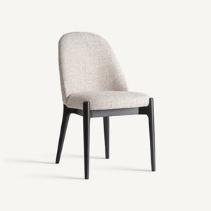 Silla de Comedor Elegante y Moderna con Brazos de Bouclé, Muebles Minimalistas de Madera Maciza para Proyectos Residenciales de Primera Calidad - Product Image 1