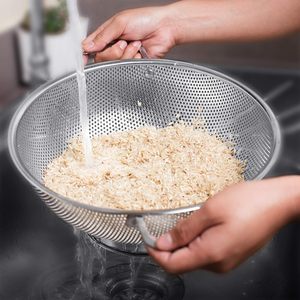 Passoire micro-perforée en acier inoxydable professionnelle avec poignées robustes, base annulaire solide et système d'auto-drainage pour la cuisine - Product Image 3