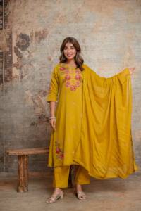 Ensemble Kurti Traditionnel Jaune en Coton Brodé pour Femme avec Pantalon et Dupatta, Coupe Droite, Longueur Genou, Décontracté, Été Automne Printemps, Séchage Rapide - Product Image 3