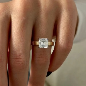Anillo de compromiso de diamante cultivado en laboratorio de 3 quilates con corte Asscher, anillo solitario de dos tonos con tallo de 3.5 mm y engaste de diamantes blancos. - Product Image 3