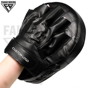 Protège-mains de boxe incurvés de qualité supérieure pour l'entraînement, en cuir et PU durables, avec fermeture auto-agrippante - Product Image 4