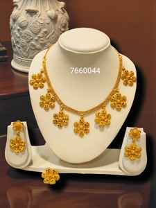 AWAIS HOUSE Collier et pendentif en laiton plaqué or 6 grammes avec diamants sertis griffe infini, style hip-hop, cadeau de fiançailles et de mariage pour femme - Product Image 2