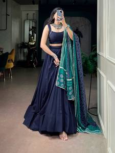 Ensemble Lehenga et Choli en Rayonne Bleu Marine pour Femme avec Dentelle Miroir Embossée, Dupatta Imprimé Vert Longueur Ras du Sol, Protection Solaire - Product Image 1