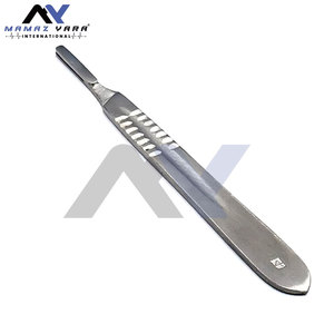 100 Cuchillas de Bisturí de Acero al Carbono Estériles # 23 con 1 mango para bisturí # Juego de 4 Cuchillas Quirúrgicas Premium y Mango para Precisión - Product Image 3