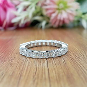 Anillo de Compromiso Moderno de Excelente Calidad con Diamante Moissanita, Diseño Minimalista, Brillo Brillante, Joyería Fina Disponible para la Venta - Product Image 1