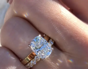 Ensemble de bagues de mariage en argent 925 avec moissanite taille coussin et halo caché, et alliance de mariage taille ronde en moissanite plaqué or jaune - Product Image 3