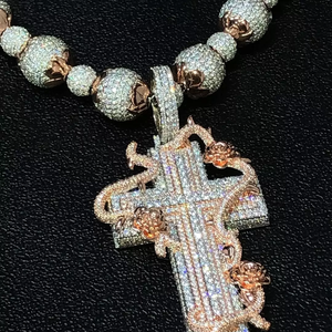 เครื่องประดับฮิปฮอป CONCEPTION Fashion Charm จี้รูปกางเขนแบบใหม่สั่งทำได้ ชุบทองประดับเพชรโมอิสซาไนต์  รับรองโดย GRA เหมาะสำหรับทุกเพศทุกวัย ใส่ไปงานปาร์ตี้ได้ - Product Image 2