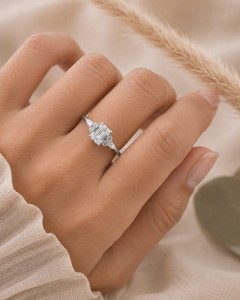 Anillo de Compromiso con Diamante Cultivado en Laboratorio, Corte Esmeralda de 2 Quilates, Oro Sólido de 10K, 14K o 18K, Joyería Fina, Certificado IGI, Color E, para Mujer - Product Image 5