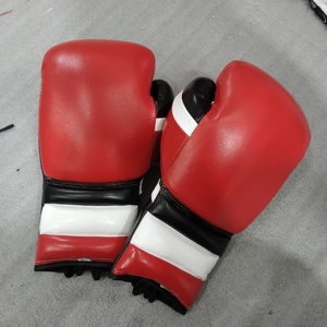 Gants de boxe en cuir PU rouge avec accents noirs et blancs, fermeture à lacets au poignet, doigts entièrement couverts, pour l'entraînement des adultes - Product Image 3