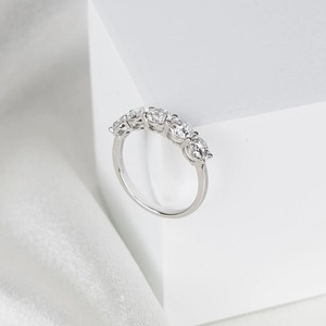 แหวนเพชรทรงกลมบริลเลียนท์ 1.8 กะรัต เพาะเลี้ยงในห้องปฏิบัติการ แหวนนิรันดร์ทองคำขาว 14K รูปตัวยู แหวนแต่งงานแบบโมเดิร์น แหวนซ้อนกันได้ - Product Image 1