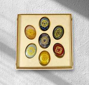 Ensemble de 7 chakras Zibu, ensemble de 7 cristaux chakra, pierres semi-précieuses naturelles avec symboles dans une boîte en bois pour la méditation - Product Image 3