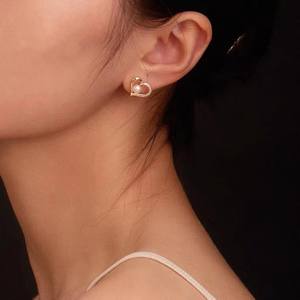 Nouvelles boucles d'oreilles tendance en perles d'eau douce tridimensionnelles, bijoux de luxe légers et exquis - Product Image 3