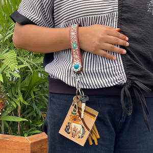 Vente en gros d'accessoires de luxe personnalisés Turquoise Concho Floral Design Porte-clés de voiture Bracelet clé en cuir véritable repoussé de qualité supérieure - Product Image 4