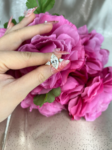 Anillo de compromiso y aniversario de lujo con diamante marquise de laboratorio de 2.8 ct, oro amarillo de 14k, D VVS2, con diamante de laboratorio en forma de cometa lateral, certificado IGI - Product Image 4