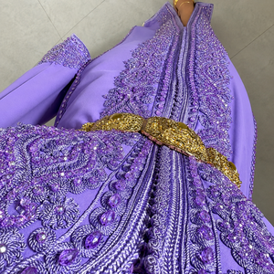 Kaftan droit en crêpe brodé lavande de luxe pour femme, orné de perles faites à la main, avec ceinture marocaine dorée, longueur ras du sol, élégant pour soirée - Product Image 5