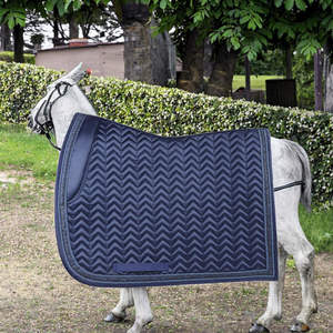 Tapis de selle d'équitation en cuir écologique pour dressage et saut d'obstacles, rembourré en coton compressé, couleur et logo personnalisables, haute qualité - Product Image 3