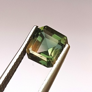 Turmalina bicolor natural de Zambia de 1.70 quilates, gema suelta de corte octogonal premium - Product Image 1