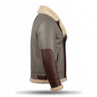 Blouson en cuir shearling gris ardoise et bordeaux pour homme, avec fermeture éclair asymétrique, col à revers en polaire crème et empiècements marron, chaud pour l'hiver, style motard