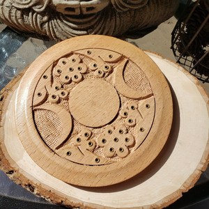 Quemador de Incienso de Madera Hecho a Mano, Diseño Redondo de Madera de Pino con Tallados Florales y de Luna, Uso Aromático para Todas las Estaciones - Product Image 5
