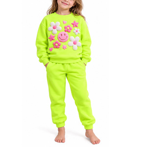 Ensemble de survêtement pour enfants vert néon avec motif floral et visage souriant, décoration de fleurs roses et blanches, ensemble décontracté deux pièces - Product Image 4