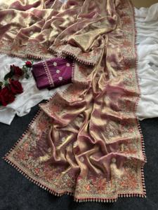 El sari viene en una hermosa tela brillante con un borde floral y bordados detallados, y pequeños borlas colgantes que añaden un toque real. - Product Image 4