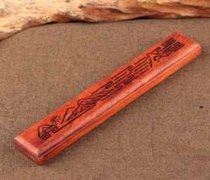 Quemador de incienso clásico de madera pulida diseñado para rituales de fragancia tradicionales y un ambiente doméstico tranquilo. - Product Image 6
