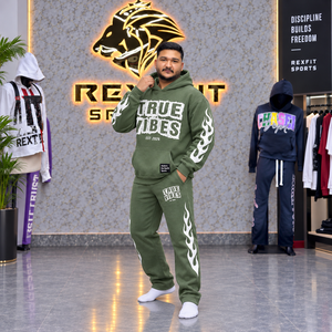 เสื้อฮู้ดดี้กราฟิกสีเขียวมะกอกแบบใหม่สำหรับผู้ชาย กางเกงวอร์มผ้าฟลีซทรงหลวม สวมใส่สบาย เหมาะสำหรับฤดูหนาว สตรีทแวร์ รับผลิตแบบ OEM พร้อมป้ายกำกับสั่งทำ - Product Image 3