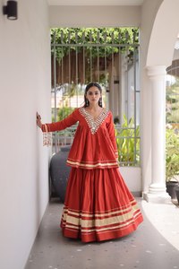 Nouvel ensemble Kurti haut en georgette lourde brodée de sequins avec lehenga et dupatta pour femme, idéal pour les mariages et les fêtes - Product Image 1