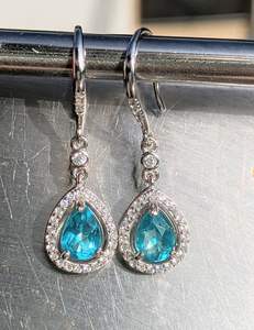 ต่างหูบลูโทแพซทรงลูกแพร์เงินแท้ชุบทอง พร้อมใบรับรอง IGI สำหรับผู้หญิง ของขวัญวันครบรอบ/งานเลี้ยง - Product Image 3