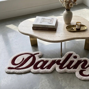 Tapis décoratif doux et unique Darling, tufté à la main, avec typographie et motif script bordeaux, pour la décoration de chambre et de salon - Product Image 2