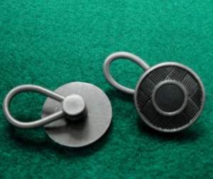 DK-348CB Prolongateur de bouton de pantalon 19 mm |   Bouton rond en métal avec logo en relief, sans nickel, style classique - Product Image 2