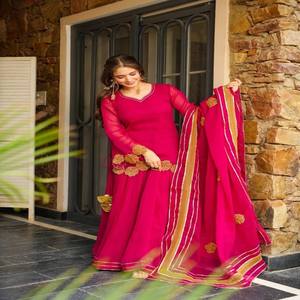 Ensemble Kurti élégant en Georgette VASTRA COTTAGE avec Kurti et Dupatta richement brodés et Palazzo à bordure en dentelle, pièce de créateur à jupe ample et élégante - Product Image 2