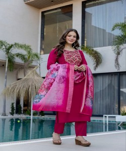 Ensemble haut, bas et dupatta en Chanderi avec broderie à motifs séquencés, vêtement ethnique décontracté en coton à séchage rapide, pour tenue de fête, prix de gros - Product Image 4