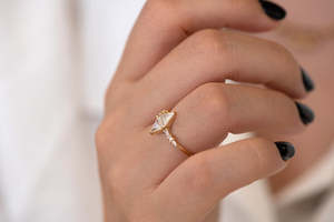 Bague de fiançailles pour femme en or massif 14 carats avec diamant taille triangle, sertie à griffes, style géométrique minimaliste - Product Image 2