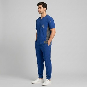 Traje quirúrgico premium hecho de tela suave y transpirable para mayor comodidad durante todo el día en hospitales, clínicas, laboratorios y entornos sanitarios. - Product Image 4
