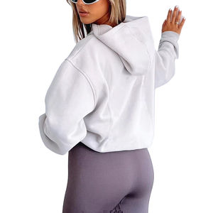 Sudadera con Capucha Extra Grande Personalizada para Mujer, de Forro Polar, Color Gris Claro con Mangas Color Granate, Informal, Cómoda, Estilo Urbano, 100% Algodón - Product Image 3